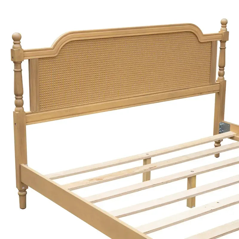 Lit plateforme de style traditionnel avec tête de lit en rotin