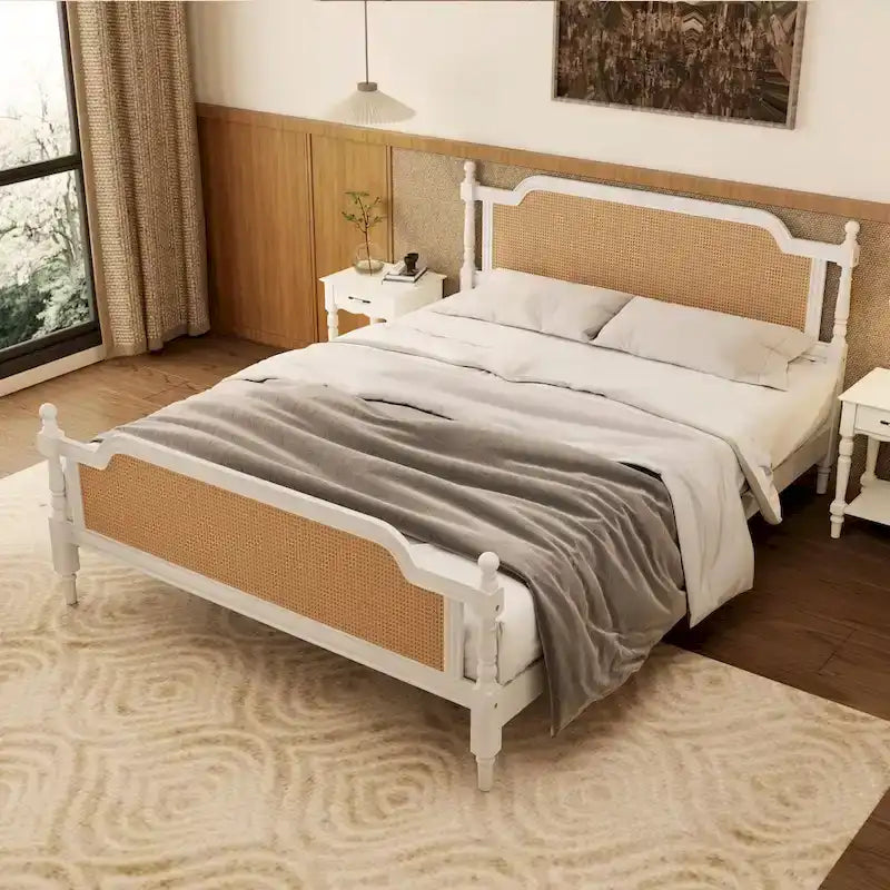 Lit plateforme de style traditionnel avec tête de lit en rotin