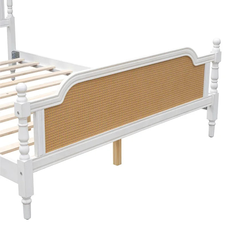 Lit plateforme de style traditionnel avec tête de lit en rotin