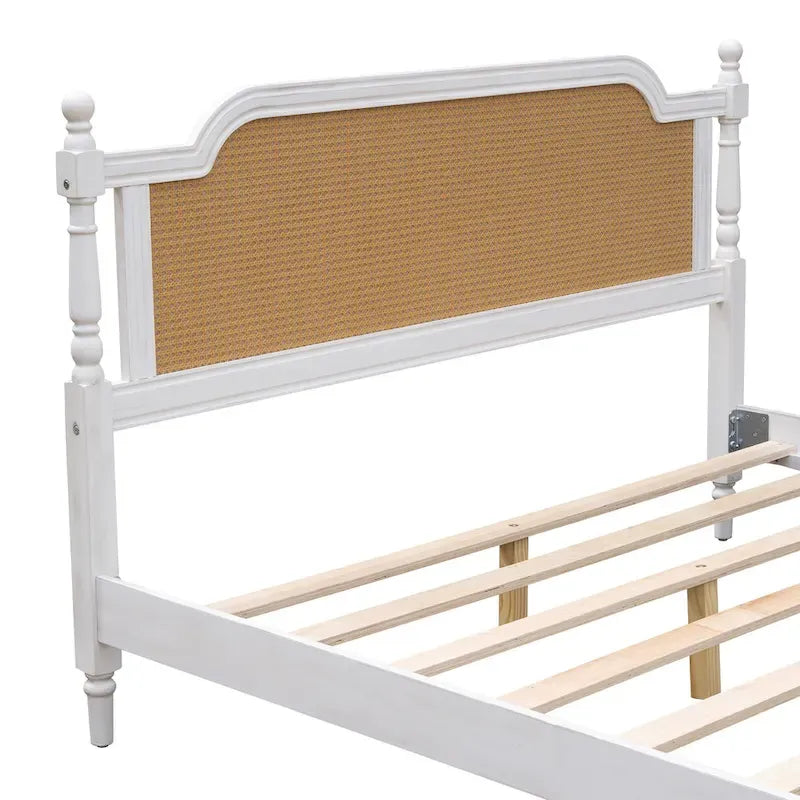 Lit plateforme de style traditionnel avec tête de lit en rotin
