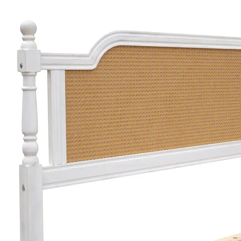 Lit plateforme de style traditionnel avec tête de lit en rotin