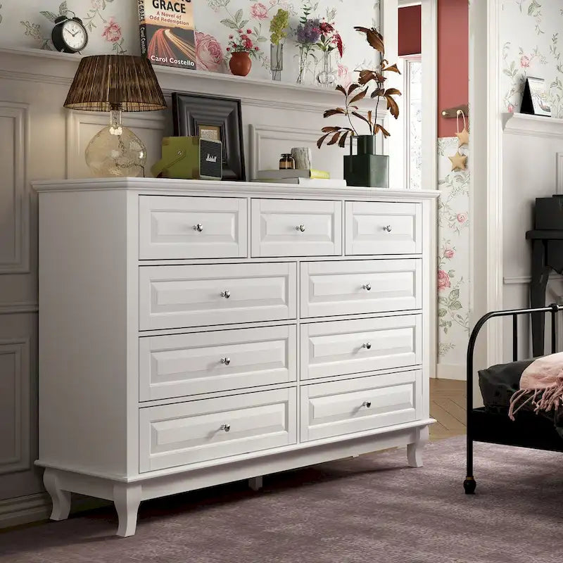 Commode à 9 tiroirs : Commode spacieuse au design épuré, laquée