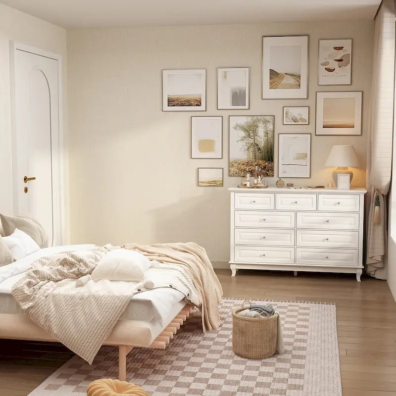 Commode à 9 tiroirs : Commode spacieuse au design épuré, laquée