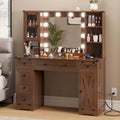 Bureau avec de grands miroirs et des ampoules lumineuses