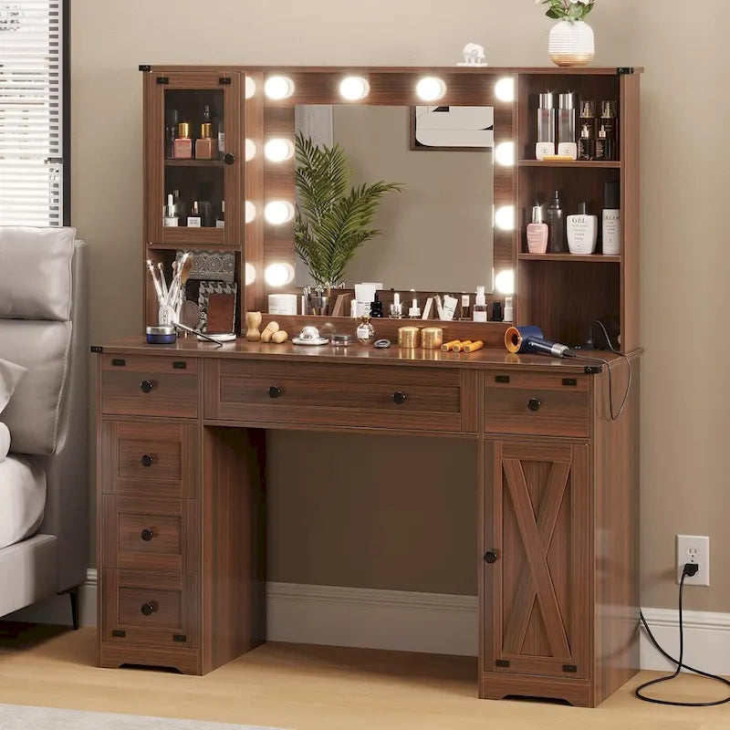 Bureau avec de grands miroirs et des ampoules lumineuses