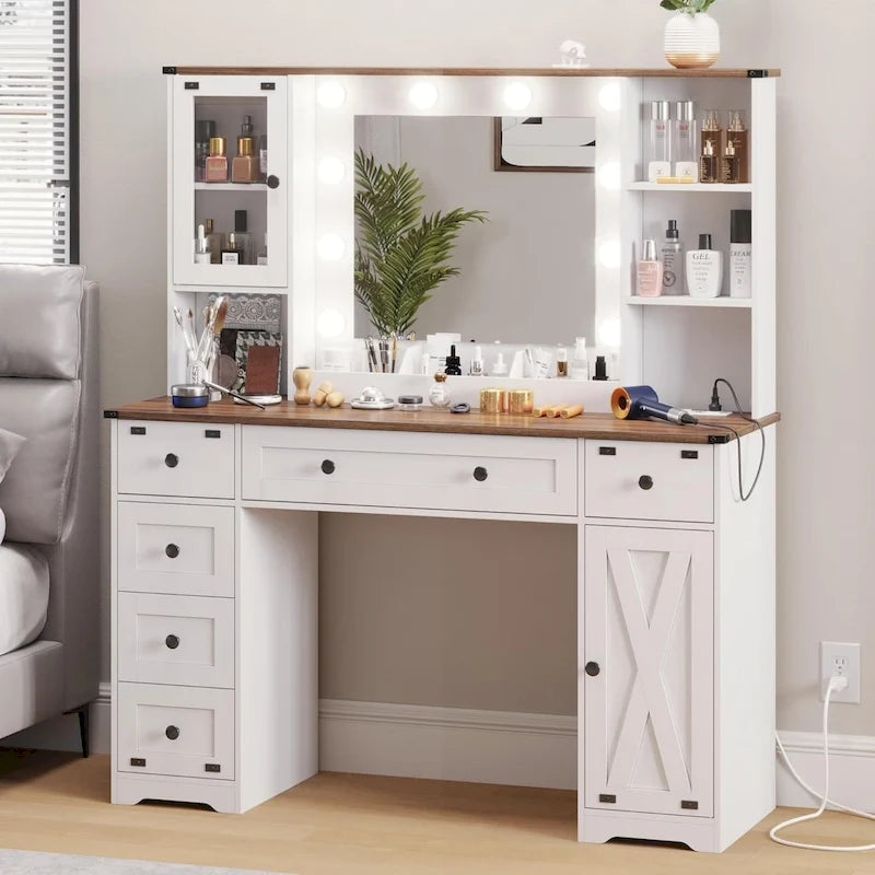 Bureau avec de grands miroirs et des ampoules lumineuses