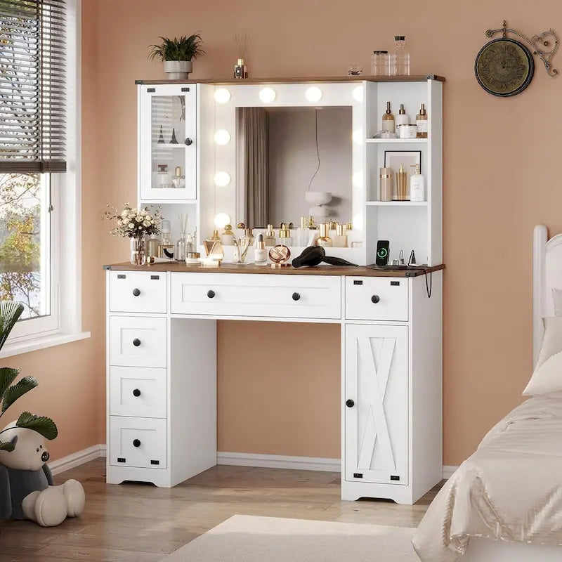 Bureau avec de grands miroirs et des ampoules lumineuses