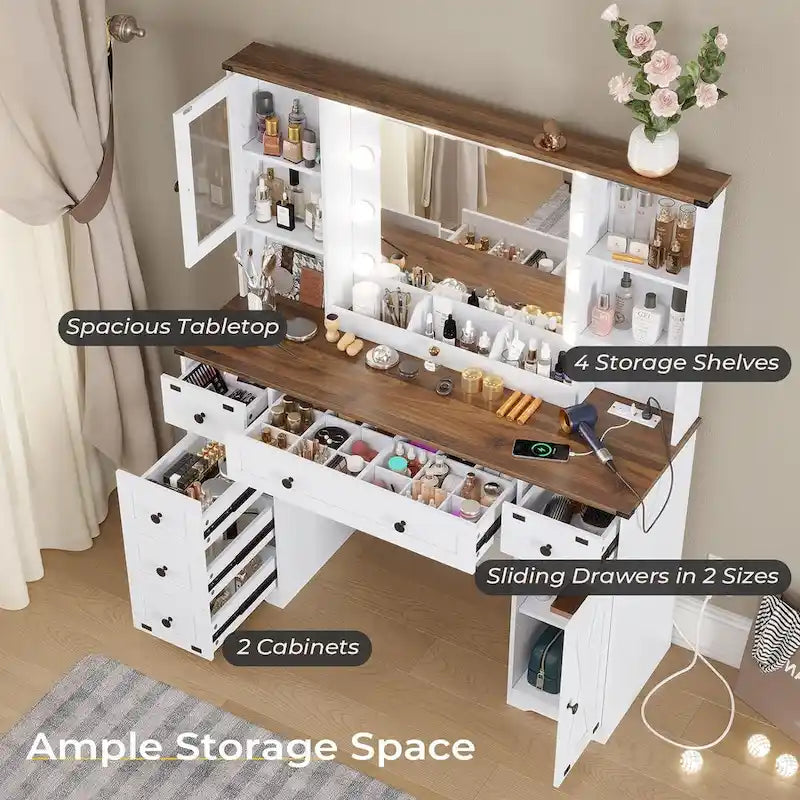 Bureau avec de grands miroirs et des ampoules lumineuses