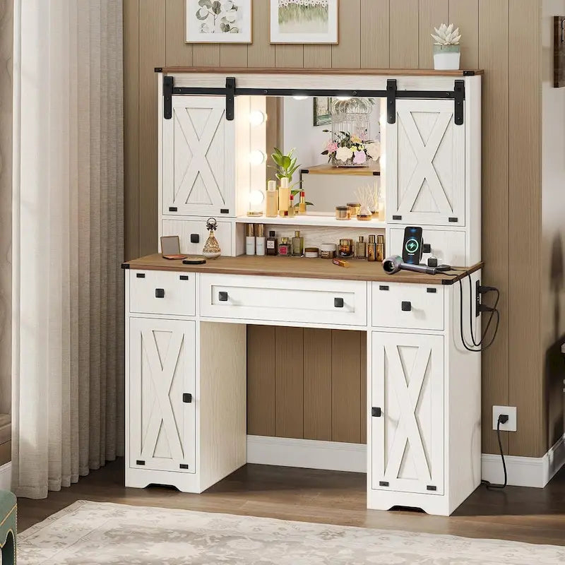 Bureau avec de grands miroirs et des ampoules lumineuses