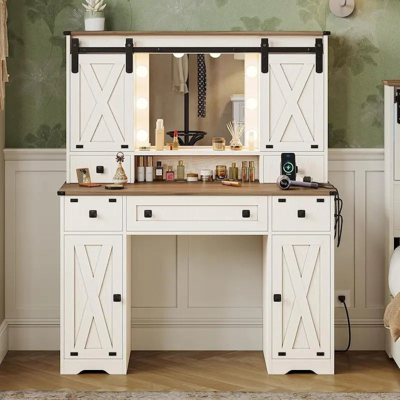 Bureau avec de grands miroirs et des ampoules lumineuses