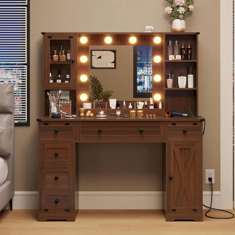 Bureau avec de grands miroirs et des ampoules lumineuses