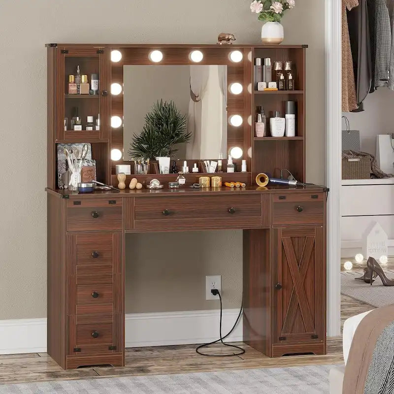 Bureau avec de grands miroirs et des ampoules lumineuses