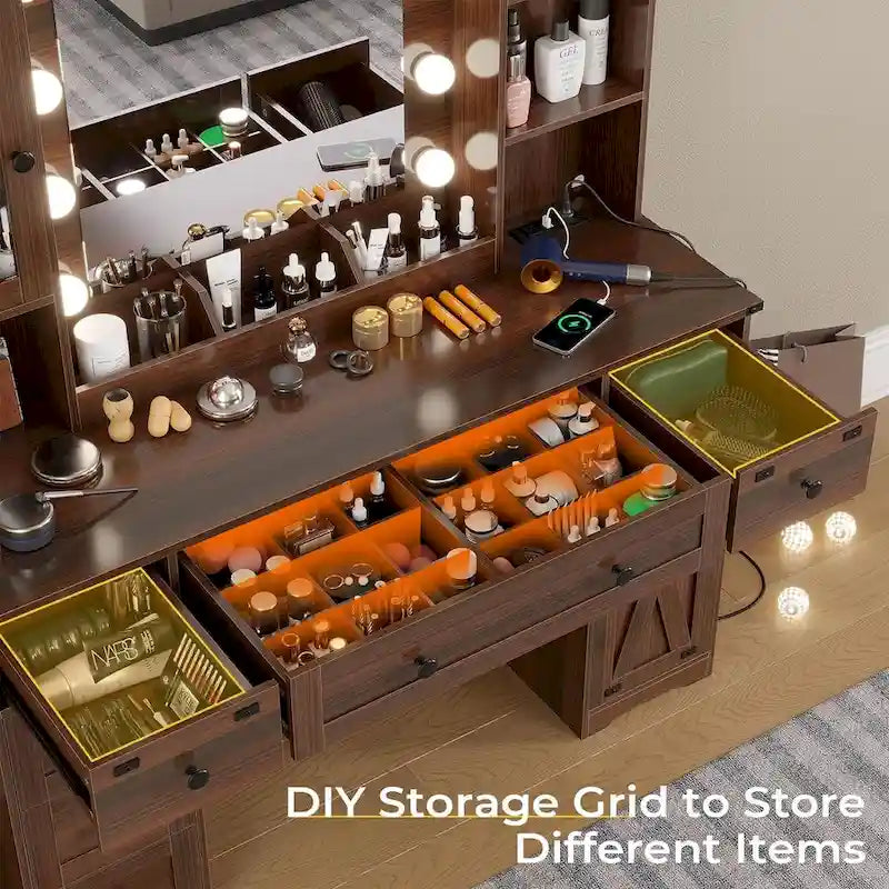 Bureau avec de grands miroirs et des ampoules lumineuses