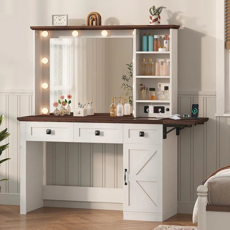 Bureau avec de grands miroirs et des ampoules lumineuses