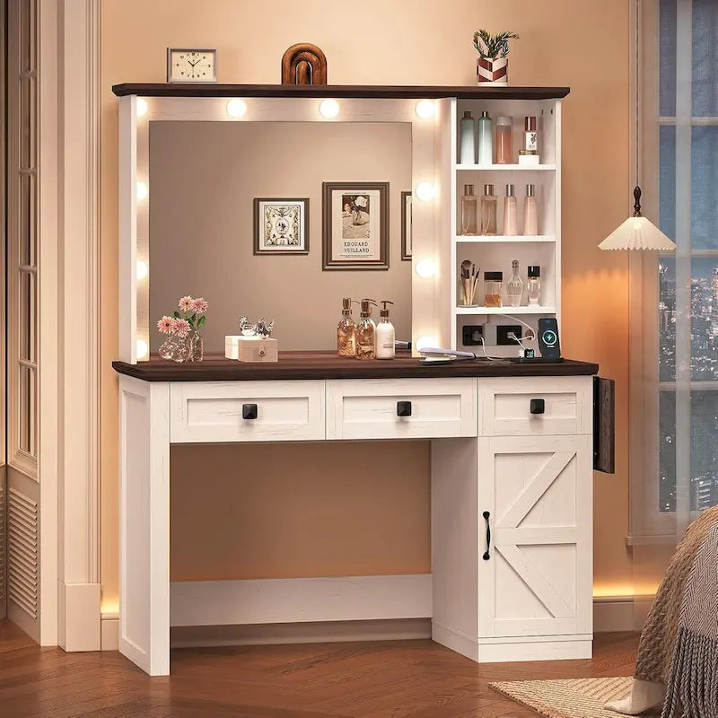 Bureau avec de grands miroirs et des ampoules lumineuses