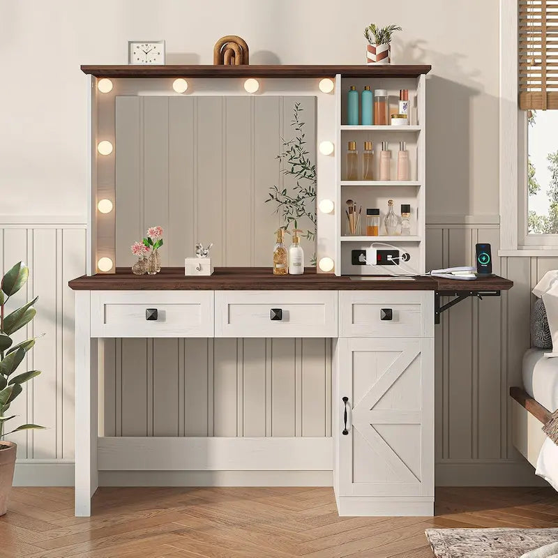 Bureau avec de grands miroirs et des ampoules lumineuses