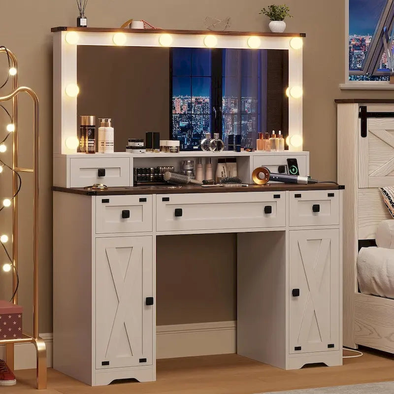 Bureau avec de grands miroirs et des ampoules lumineuses