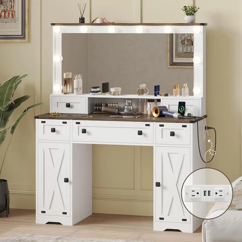 Bureau avec de grands miroirs et des ampoules lumineuses