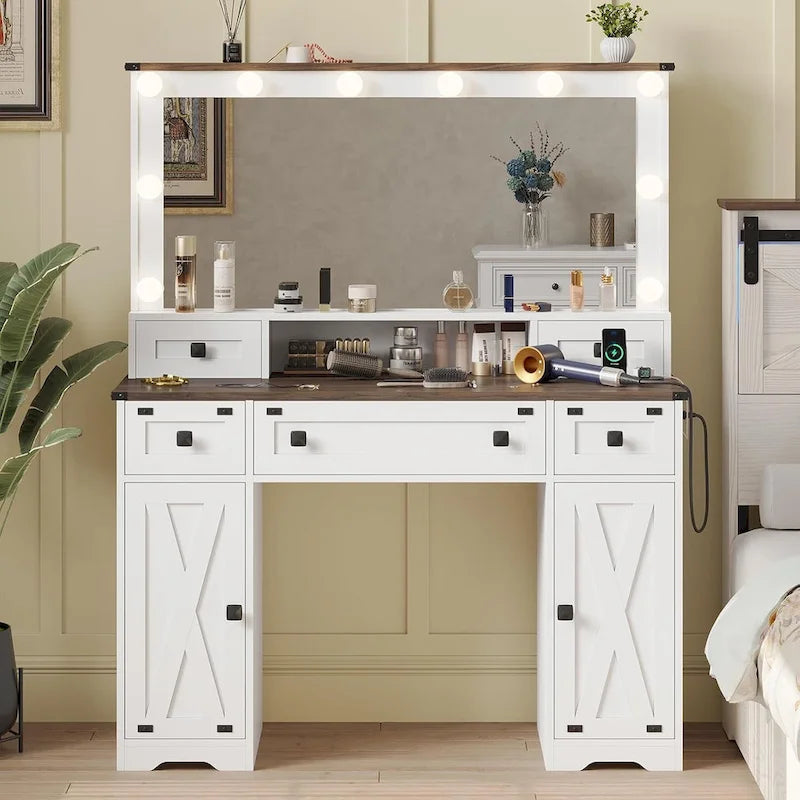 Bureau avec de grands miroirs et des ampoules lumineuses