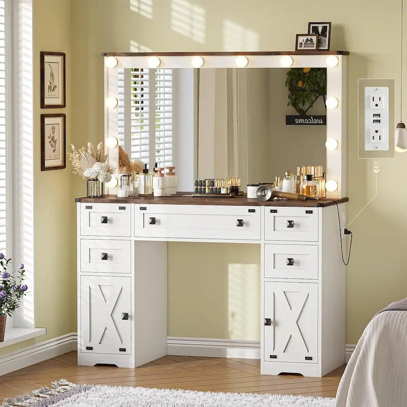 Bureau avec de grands miroirs et des ampoules lumineuses