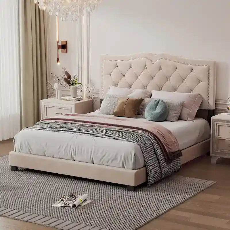 Lit plateforme capitonné en velours avec tête de lit capitonnée