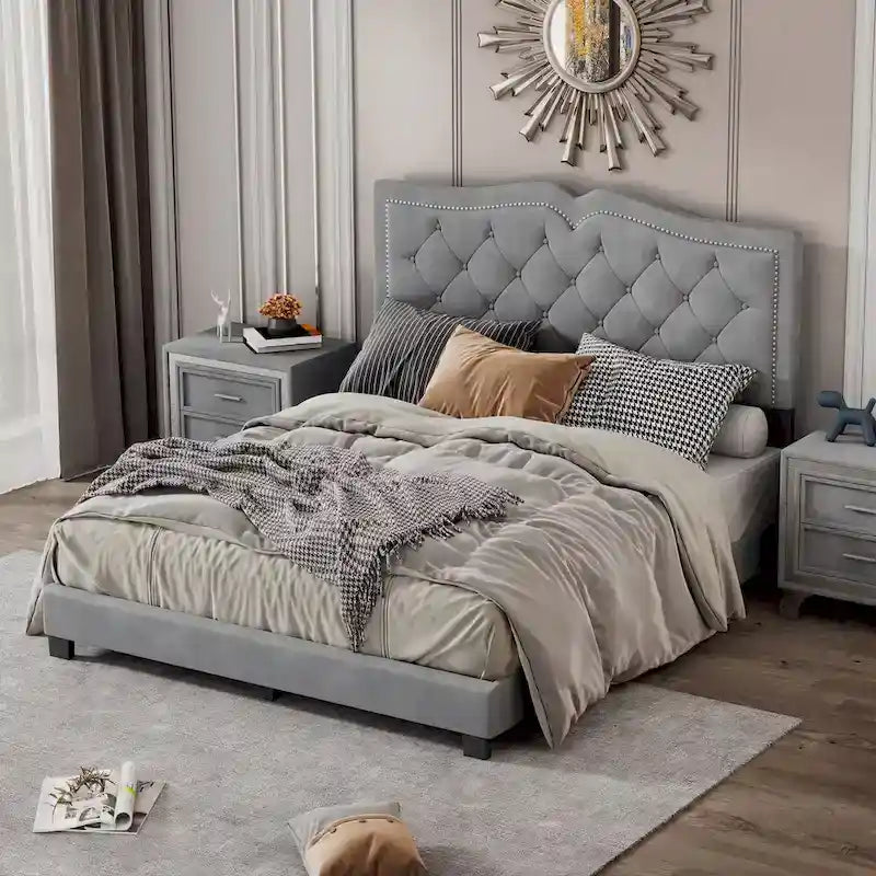 Lit plateforme capitonné en velours avec tête de lit capitonnée